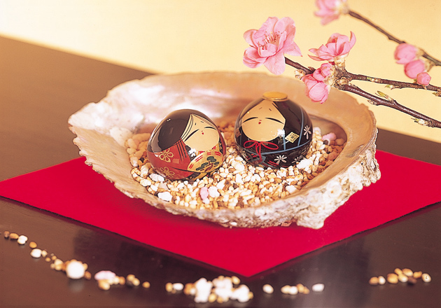 雛祭りの室礼イメージ　ひな人形とひなあられを飾った日本の季節行事