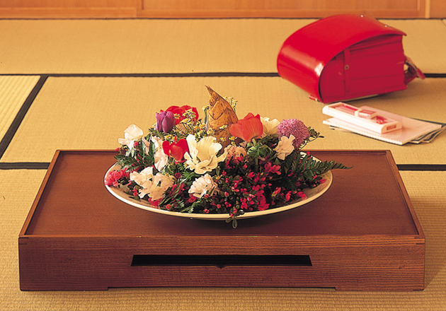 灌仏会の室礼　ランドセルと文房具など門出のイメージ