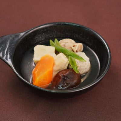 和のポトフの盛り付けイメージ。つくね、人参、椎茸などをやさしい出汁で煮込み、和風の器に盛った温かい煮込み料理